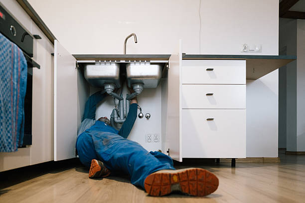 Professional Emergency Plumber technician working in Hanford, CA